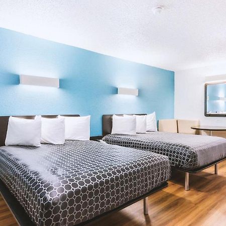 Sky Palace Inn & Suites By Jasper Beeville Екстериор снимка