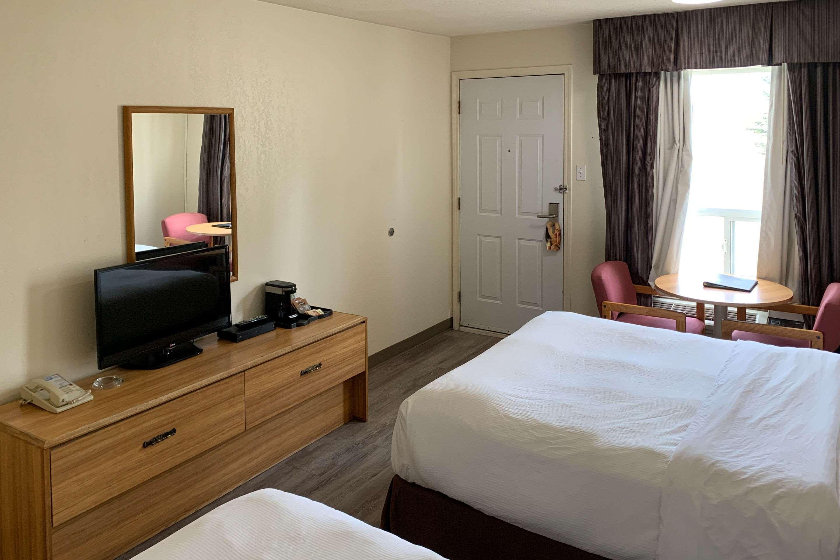 Sky Palace Inn & Suites By Jasper Beeville Екстериор снимка