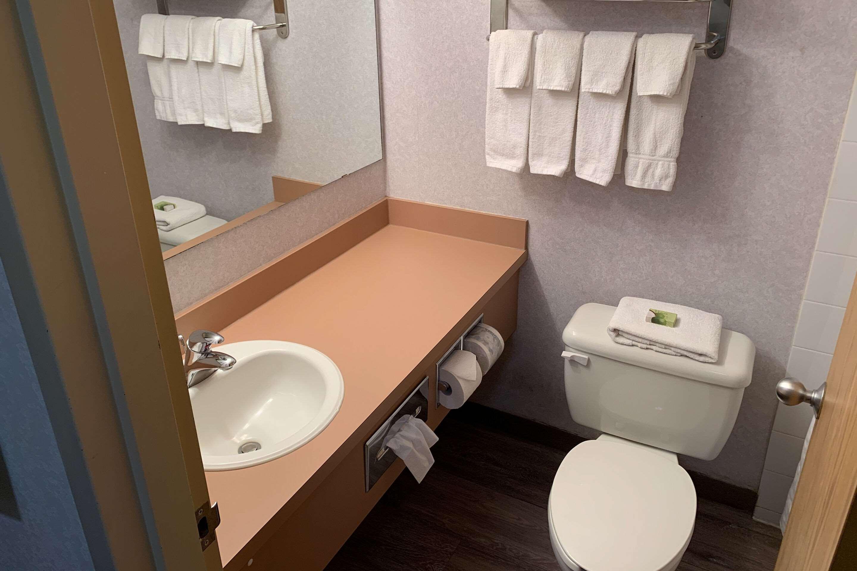 Sky Palace Inn & Suites By Jasper Beeville Екстериор снимка