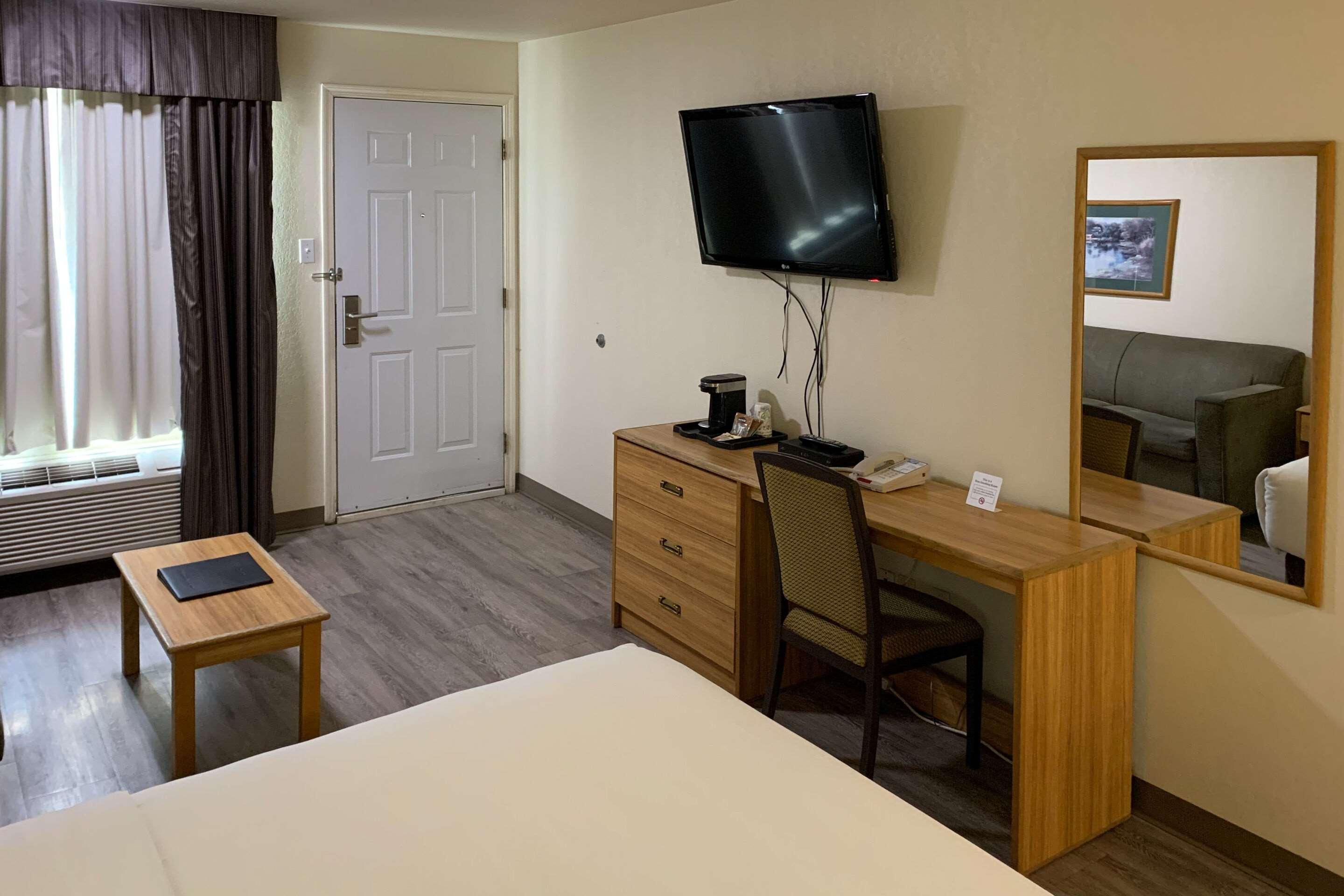 Sky Palace Inn & Suites By Jasper Beeville Екстериор снимка