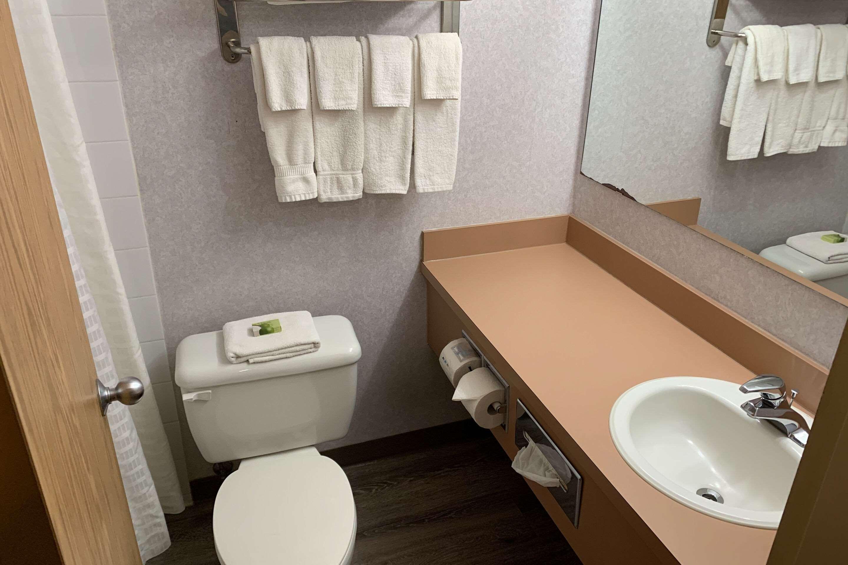 Sky Palace Inn & Suites By Jasper Beeville Екстериор снимка
