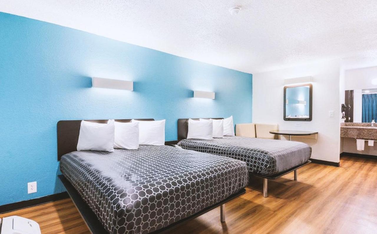 Sky Palace Inn & Suites By Jasper Beeville Екстериор снимка