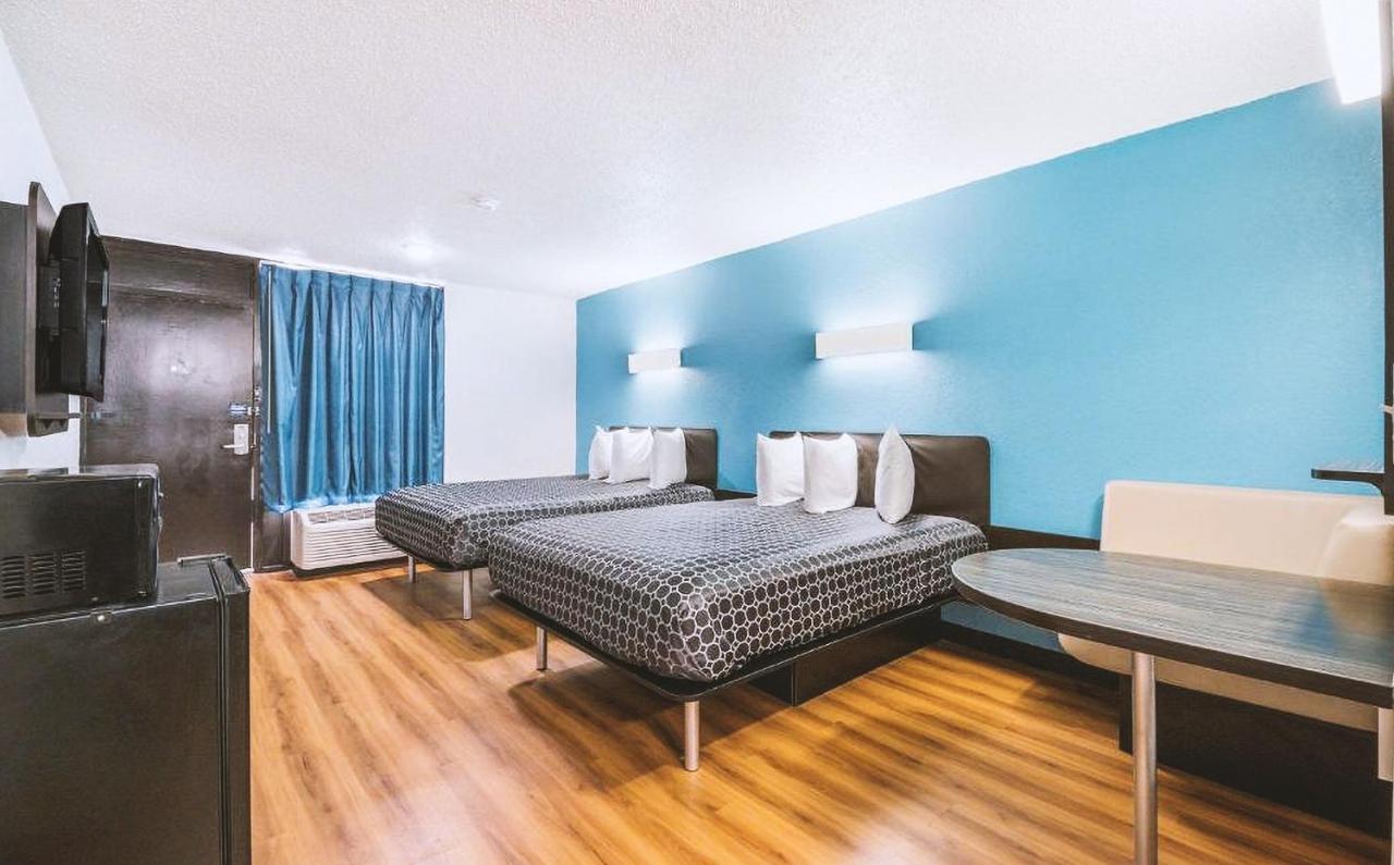 Sky Palace Inn & Suites By Jasper Beeville Екстериор снимка