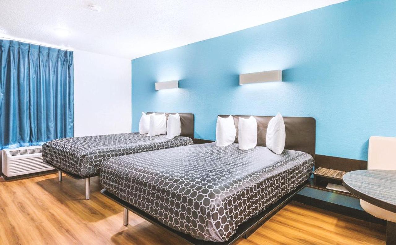 Sky Palace Inn & Suites By Jasper Beeville Екстериор снимка