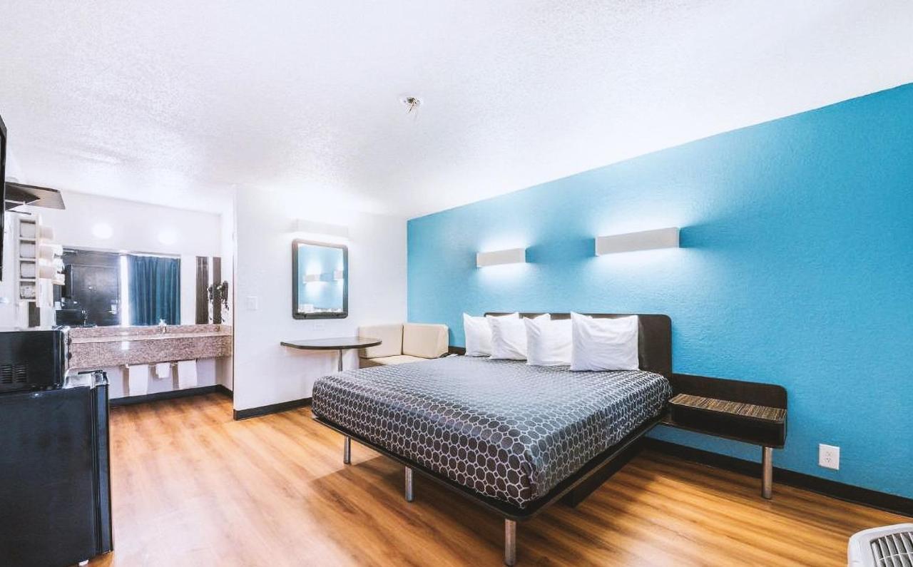 Sky Palace Inn & Suites By Jasper Beeville Екстериор снимка