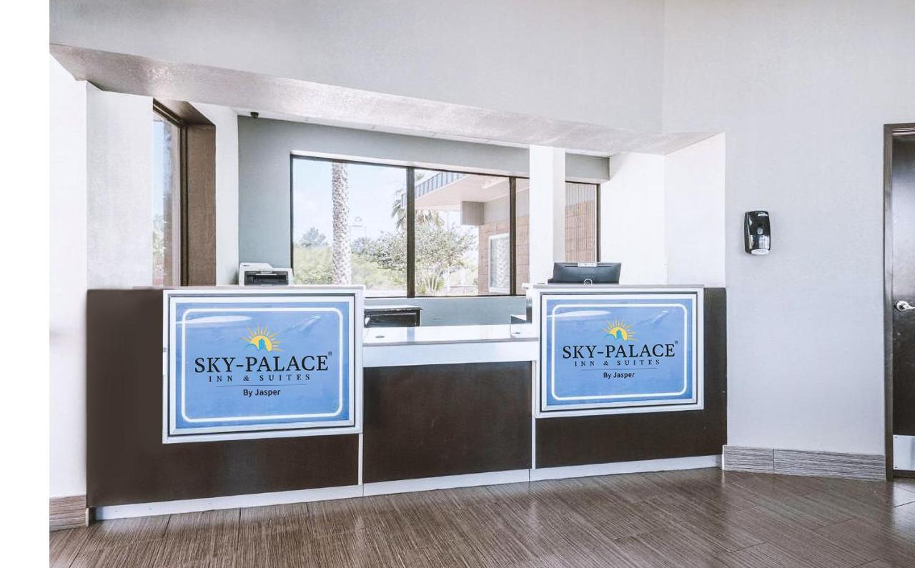 Sky Palace Inn & Suites By Jasper Beeville Екстериор снимка