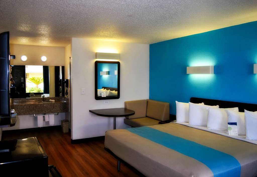 Sky Palace Inn & Suites By Jasper Beeville Стая снимка